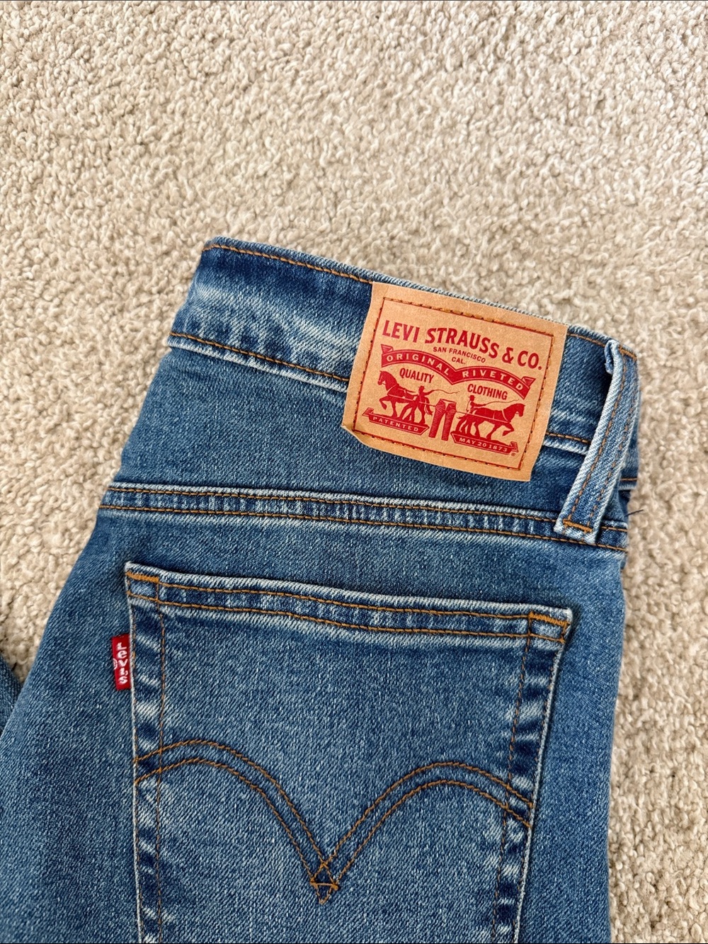 Like new!! Levis Wedgie Straight Medium Wash Jeans - Picture 4 of 5